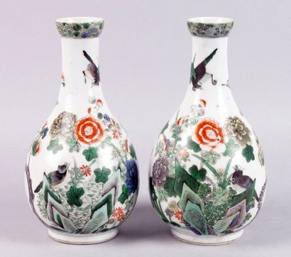 CHINE, Famille Verte, époque KANGXI (1622-1722) 
PAIRE DE VASES en porcelaine à décor...