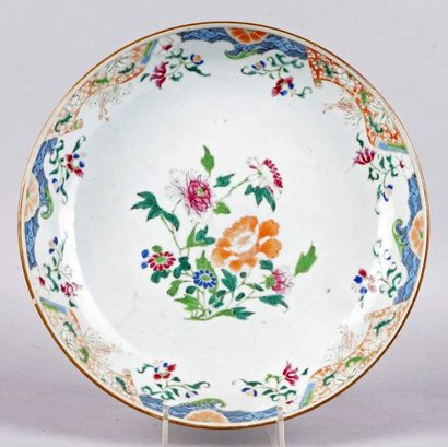 CHINE de Commande, Famille Rose, XVIIIe siècle 
COUPE en porcelaine à décor de fleurs.
(Égrenure...