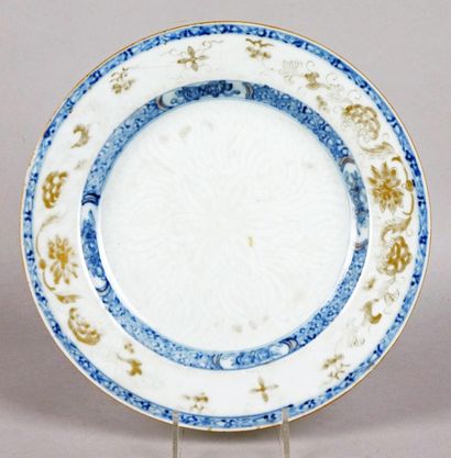 CHINE de Commande, XVIIIe siècle 
ASSIETTE en porcelaine à décor graviata sur fond...