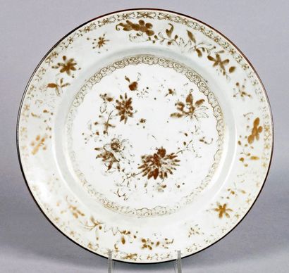CHINE de Commande, XVIIIe siècle 
ASSIETTE en porcelaine à décor doré de fleurs.
D.:...