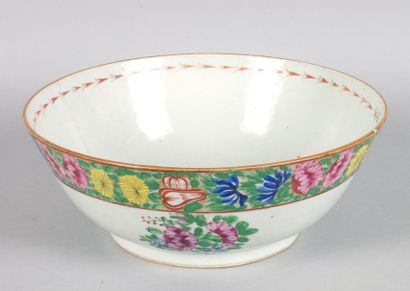 CHINE, Canton XIXe siècle 
JATTE en porcelaine à décor émaillé et doré de fleurs...