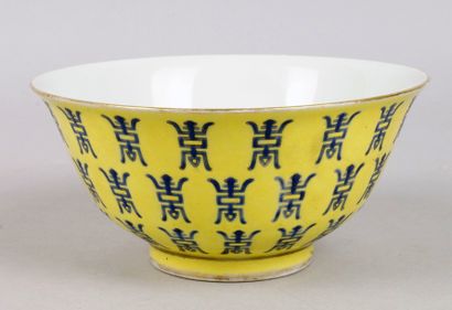 CHINE BOL en porcelaine à décor calligraphié bleu sur fond jaune. Marqué au revers.
H.:...