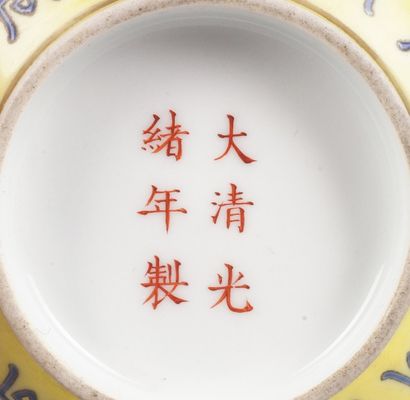 CHINE BOL en porcelaine à décor calligraphié bleu sur fond jaune. Marqué au revers.
H.:...