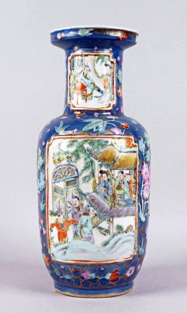 CHINE, Canton, XIXe siècle 
VASE BALUSTRE en porcelaine à décor de réserves et de...