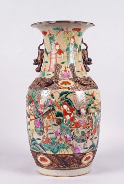 CHINE, Nankin, fin XIXe siècle 
VASE en faïence à décor en relief de reptiles et...
