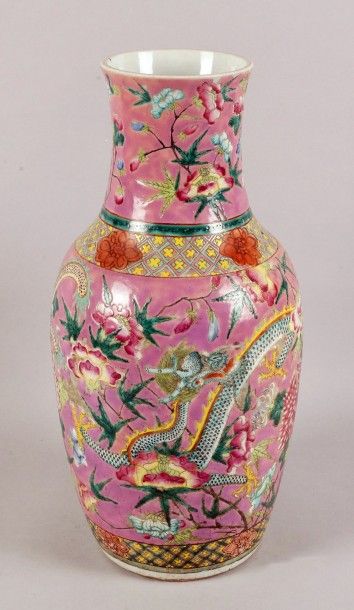 CHINE VASE BALUSTRE en porcelaine à décor de dragons et chrysanthèmes sur fond rose.
H.:...