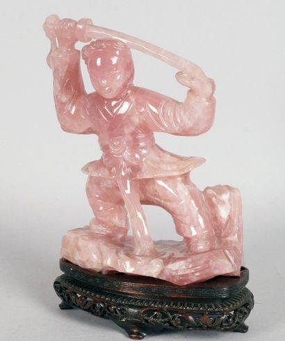 CHINE STATUETTE DE GUERRIER en quartz rose.
(Accident).
H.: 23 cm