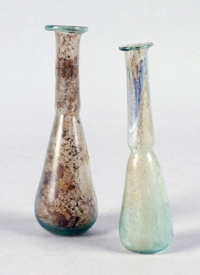 null DEUX LACRYMATOIRES en verre soufflé irisé.
Méditerranée orientale, IIe siècle...