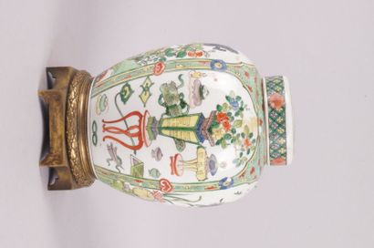 CHINE, Famille Verte, époque KANGXI (1622-1722) 
POT À GINGEMBRE en porcelaine à...
