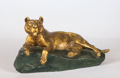 Léon BUREAU - 1866-1906 LIONNE ALLONGÉE Épreuve en bronze à patine dorée et verte,...