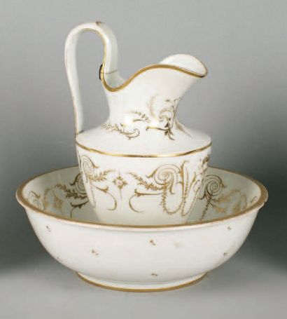 NIDERVILLER (1770-1793) AIGUIÈRE balustre et son bassin en porcelaine blanche à décor...