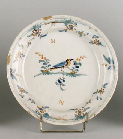 VARAGES, XVIIIe siècle ASSIETTE ronde en faïence à décor polychrome d'oiseau sur...