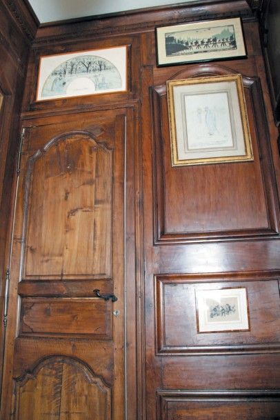 null BOISERIE du XVIIIe siècle en bois fruitier incluant portes et serrures ainsi...