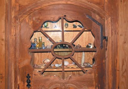 null BOISERIE du XVIIIe siècle en sapin incluant portes, serrures et horloge.
Hauteur...