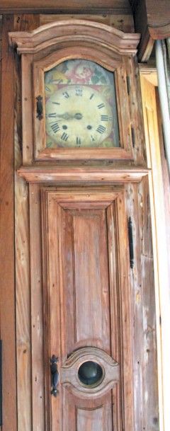 null BOISERIE du XVIIIe siècle en sapin incluant portes, serrures et horloge.
Hauteur...