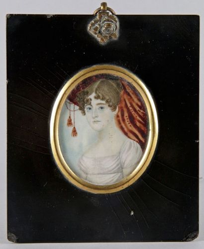 Ecole FRANCAISE, vers 1810 
PORTRAIT DE FEMME DEVANT UN RIDEAU ROUGE Miniature à...