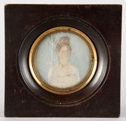 ÉCOLE FRANÇAISE, début du XIXe siècle 
PORTRAIT DE FEMME À LA PARURE DE CORAIL Miniature.
D.:...