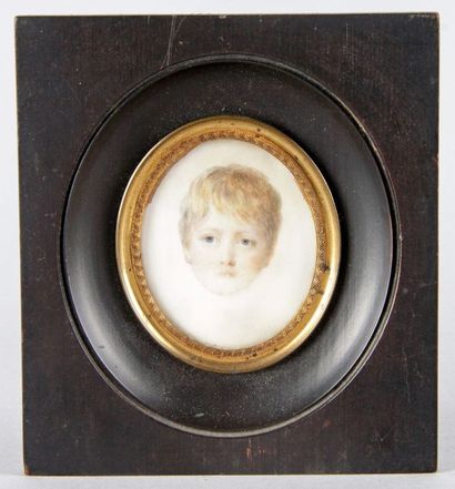 ÉCOLE FRANÇAISE, XIXe siècle 
MINIATURE figurant un jeune garçon.
5 x 4 cm
Cadre...