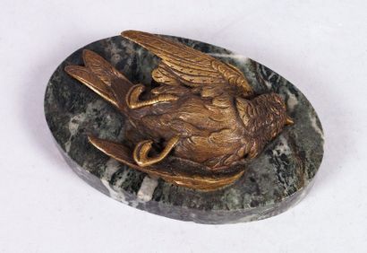 Jules MOIGNIEZ - 1835-1894 PRESSE-PAPIERS en bronze doré figurant un oiseau, vers...