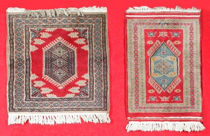 null Lot de deux petits tapis PAKISTANAIS, vers 1970.
66 x 45 et 60 x 60 cm