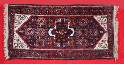 null Tapis BELOUTCHE (Turmène) vers 1970.
Fond nuit à décor central cruciforme.
107...