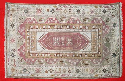 null Tapis MELAS (Turquie) Vers 1975 - 1980.
A large médaillon central tabac sur...