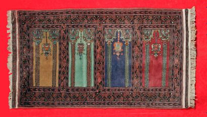 null Galerie MOULTANE (PAKISTAN) vers 1980.
A décor Saf de quatre mihrabs juxtaposés
135...