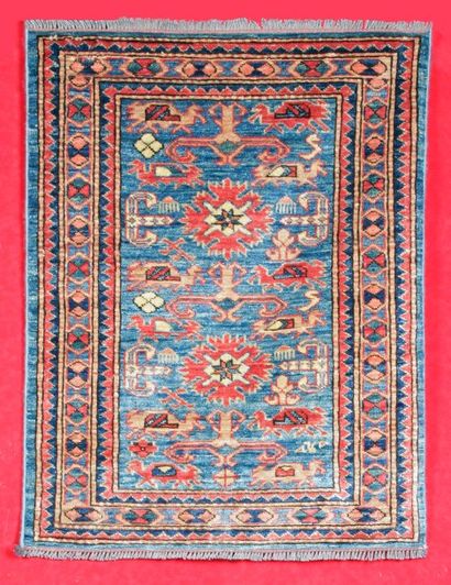 null Tapis KAZAK (Caucase du sud) vers 1980 à fond bleu de Prusse.
86 x 65 cm
