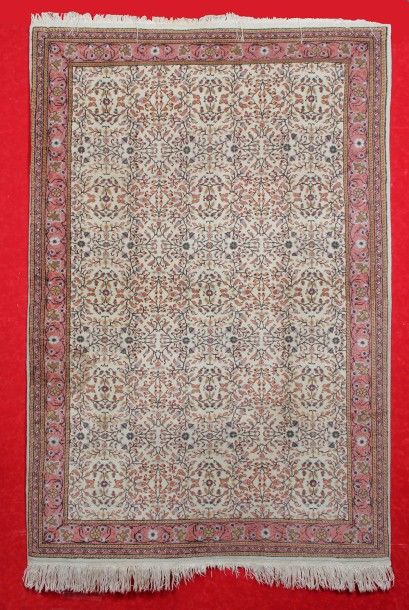 null Tapis KAYSERI (Turquie, ville de Césarée) vers 1960 à fond ivoire et semis de...