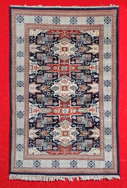 null Tapis MOULTANE (Pakistan) vers 1970 à décor rappelant les Caucasiens sur fond...