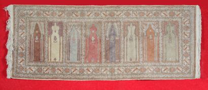 null Galerie de Césarée Soyeux (Turquie)
A décor Saf de huit mihrabs juxtaposés pastel....