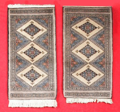 null Lot de deux petits tapis PAKISTANAIS à trois médaillons, vers 1970.
88 x 47...