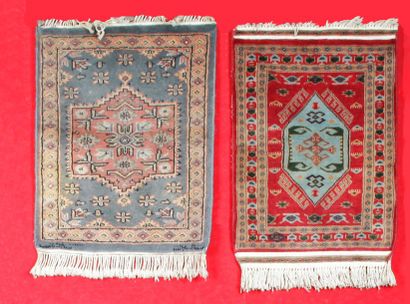 null Lot de deux petits tapis PAKISTANAIS, vers 1970.
60 x 47 et 62 x 45 cm