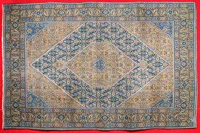 null Tapis TABRIZ (Nord Ouest de la Perse) vers 1930.
A champ bleu nuit, à double...