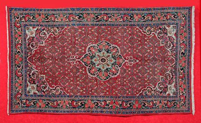 null Grand Tapis BIDJAR (IRAN) Vers 1970.
A fond rouge rubis à motif Herati.
286...