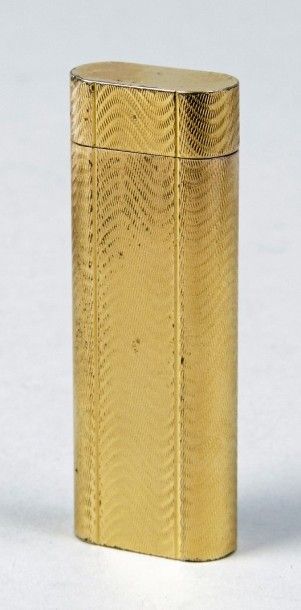 CARTIER Paris 
BRIQUET en plaqué or guilloché.
H.: 6,8 cm