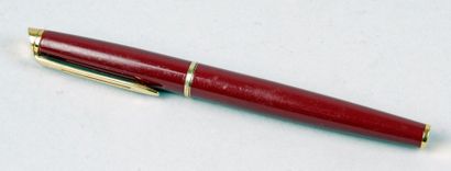 WATERMAN 
STYLO ROLLER en laque rouge et plaqué or.
L.: 13,3 cm