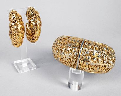 ISABELLE ROCHAS 
PARURE en métal doré ajouré «Meillandina» comprenant un bracelet...