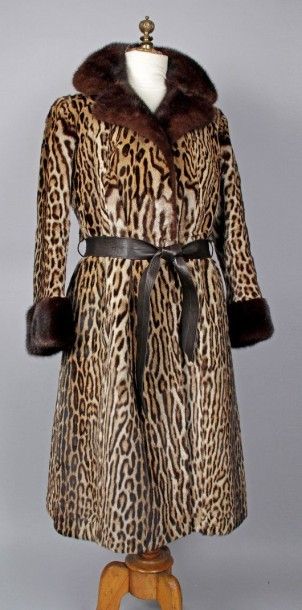 ALEXANDRE Paris 
MANTEAU en ocelot (Leopardus pardalis) orné de parements de vison...