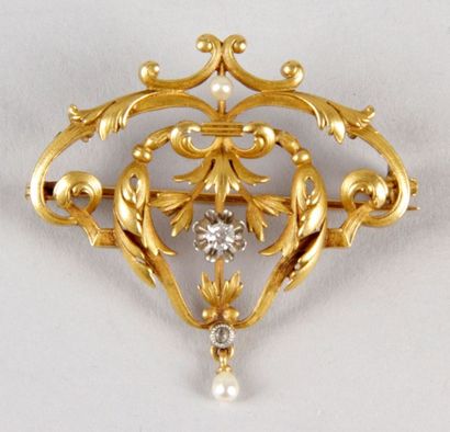 null BROCHE en or jaune ajouré et argent d'époque Napoléon III sertie d'une perle...