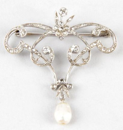 null BROCHE en or blanc sertie de brillants, de roses et d'une perle baroque en pampille.
H.:...