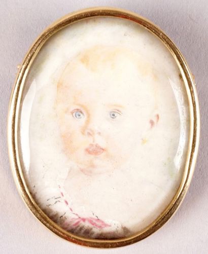 null BROCHE MÉDAILLON en or jaune agrémentée d'une miniature figurant un bébé.
Poids...
