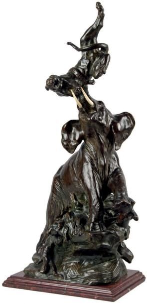 Raphaël NANNINI - 1852-1925 
ÉLÉPHANT SE JOUANT D'UN TIGRE, vers 1900
Groupe en bronze...