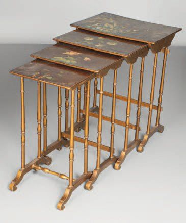 null TABLE GIGOGNE en quatre éléments en bois doré à décor peint en polychromie de...