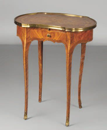 null TABLE ROGNON à écrire en merisier. Style Louis XV. Haut. : 69 cm - Larg. : 98...