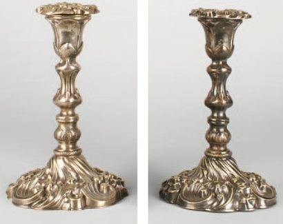 null PAIRE DE FLAMBEAUX en bronze argenté, fût balustre sur base mouvementée à décor...