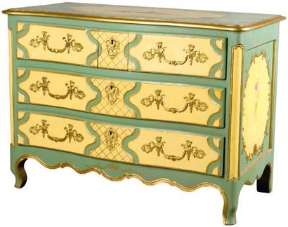 null COMMODE de style Louis XV en bois peint de deux tons et doré à décor sur le...