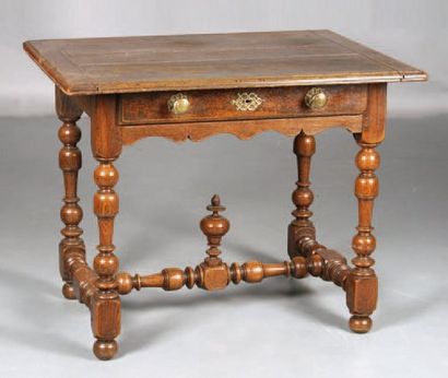null TABLE À ÉCRIRE en chêne de style Louis XIII. Haut. : 70 cm. Larg. : 88 cm. -...