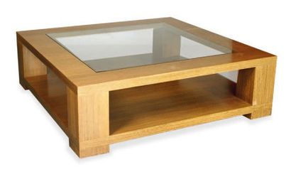 null GRANDE TABLE BASSE de salon en bois naturel et plateau de vitre. (Tâches). Haut....