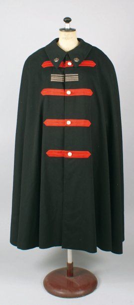 null Cape de commandant des Carabiniers de Monaco, en drap noir, parement rouge....